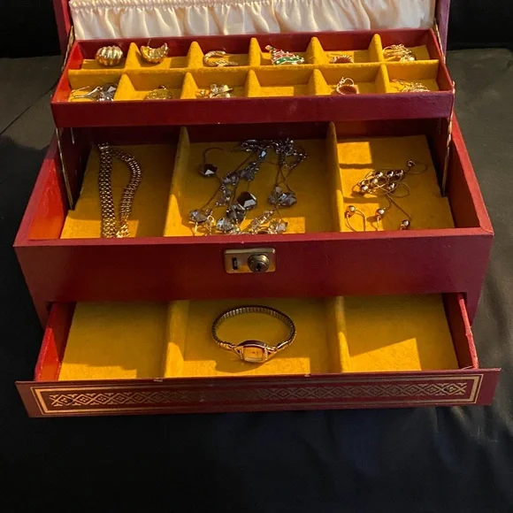 Elegant Red Jewelry Box. Vintage 1960’s - Picture 4 of 16